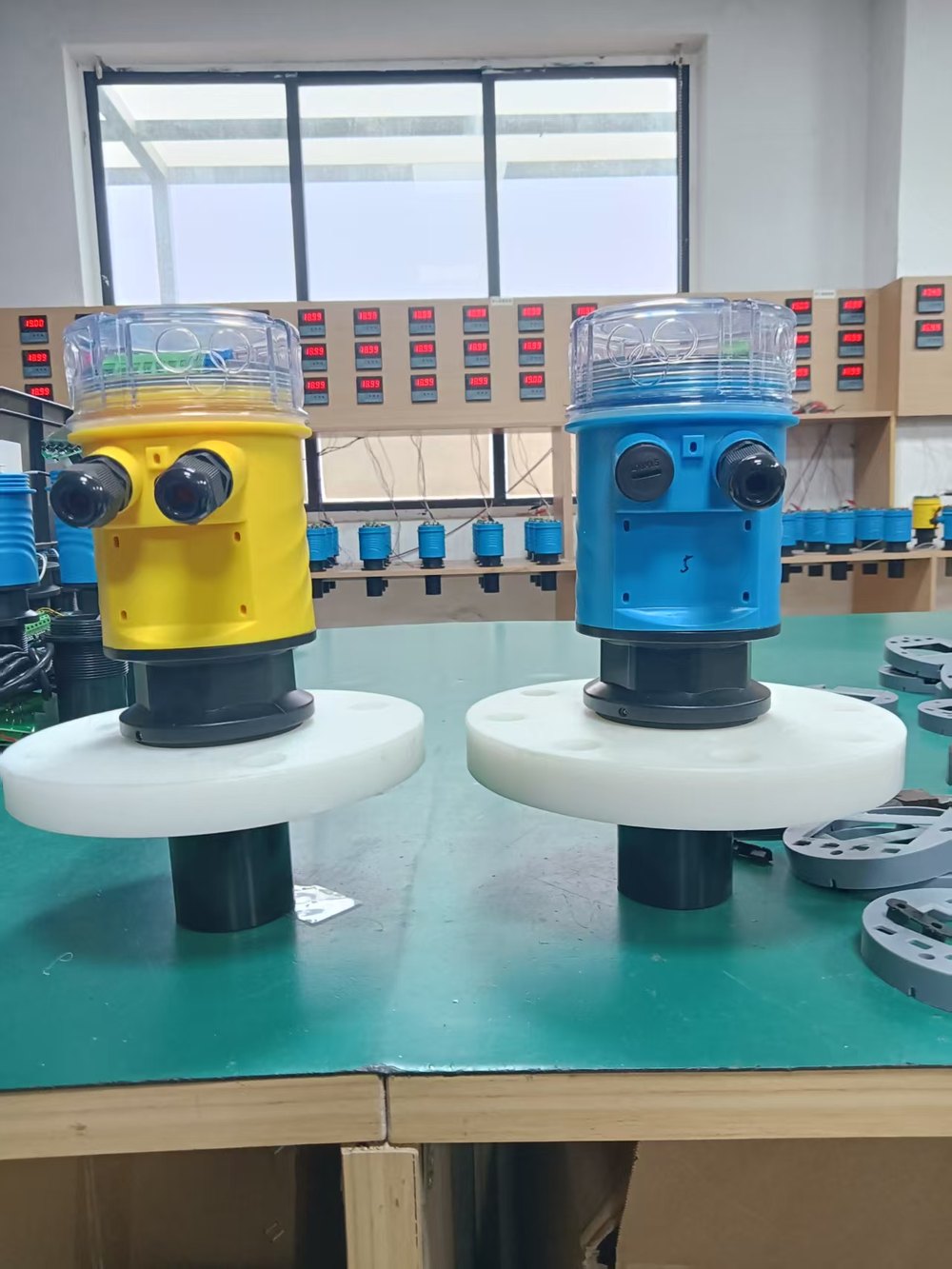 Ultrasonic level meters with PP flange mounting