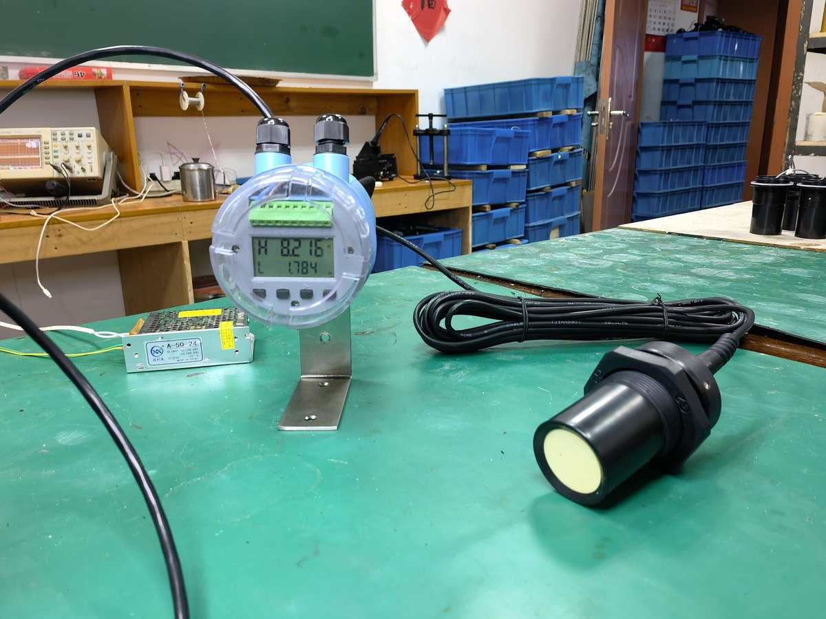 Split-type ultrasonic level meter with remote transducer and display unit