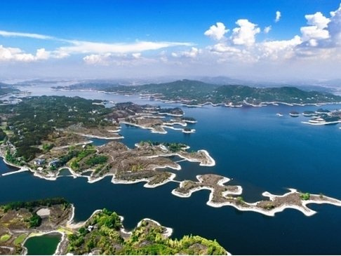 Vista aérea del embalse de Bailianhe, Huanggang — sitio del proyecto de agua inteligente