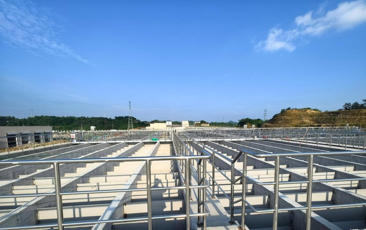 Filter basins under construction at the 300,000 m³/day Edong water treatment plant