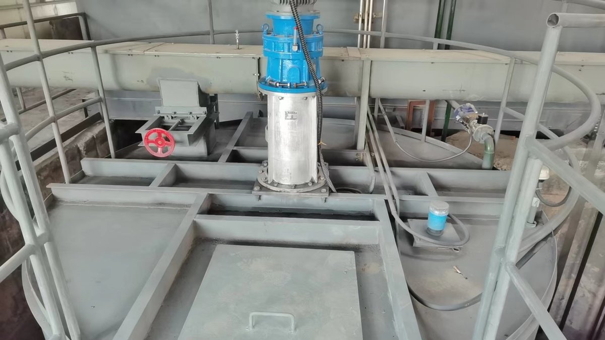 Level instrument installed on an industrial mixing tank