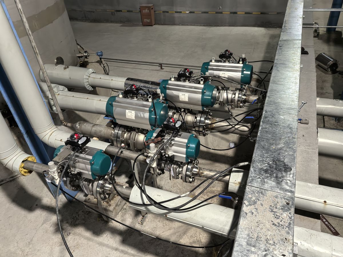Ultrasonic flow meter installed on main pipeline