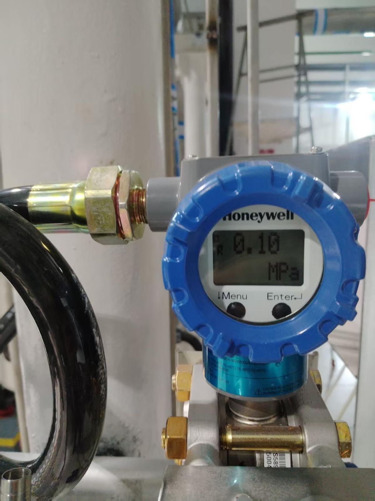 Submersible level transmitter in water tank