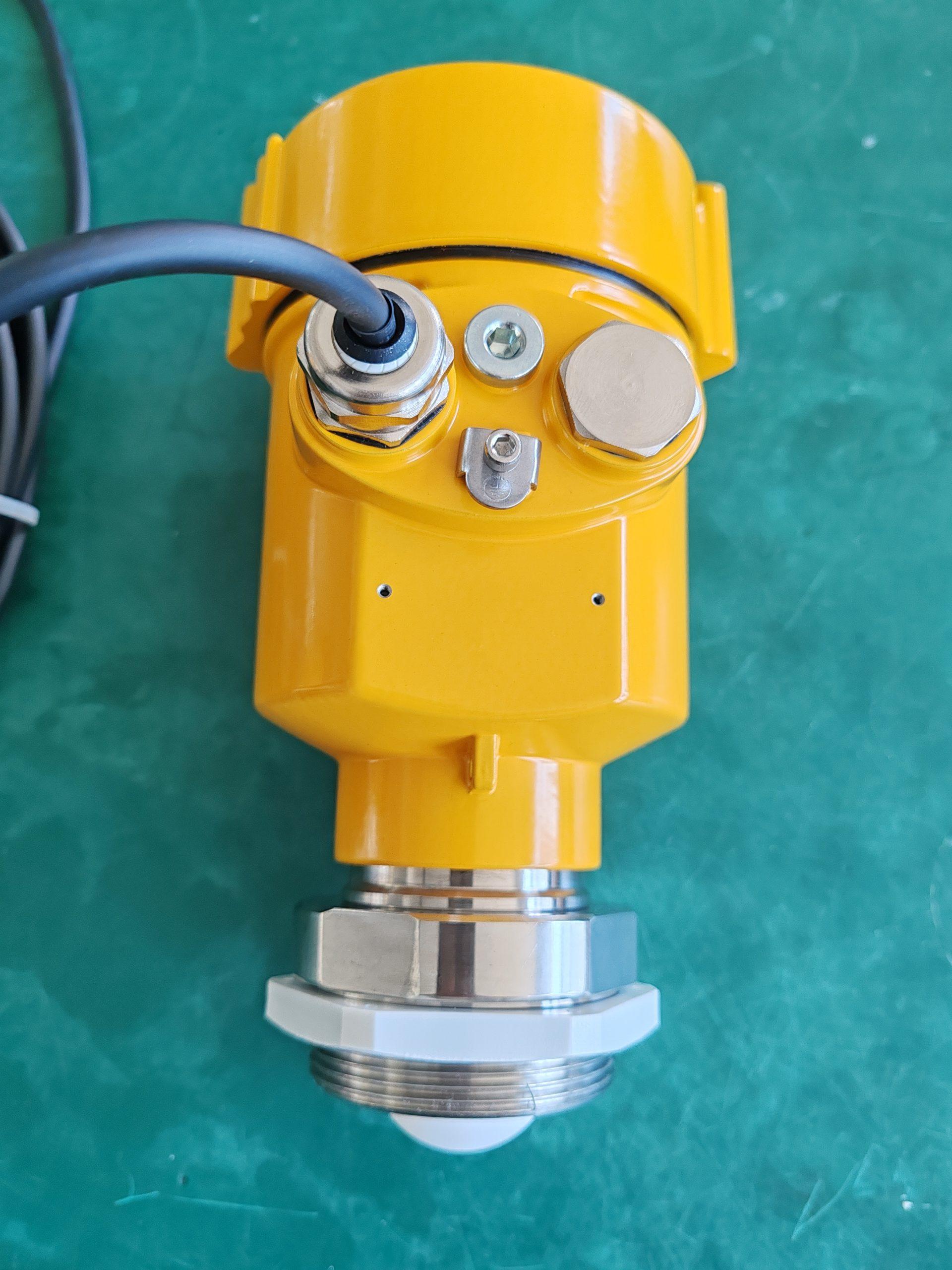 WKD18 compact 80 GHz radar level sensor with threaded connection